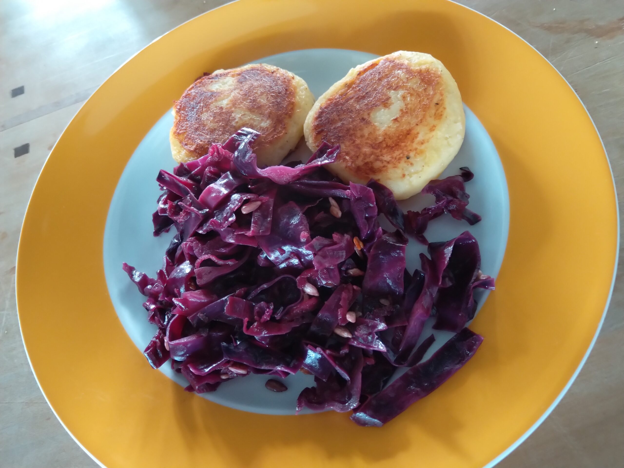 Kartoffeltaler auf Blaukrautsalat – Cuivienen